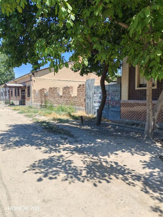 Сотилади! Зангиота туманида ховли жой 8 сотих йер сотилади.