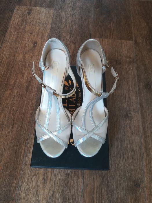 Продам босоножки