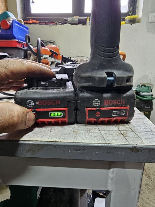 Bormașină Bosch de 18v cu 2 baterii de4ah si încărcător.