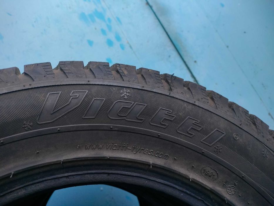 Комплект зимних шин 215\65\16