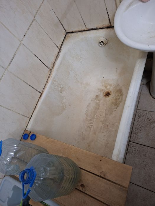 Ванна, унитаз, мойка.