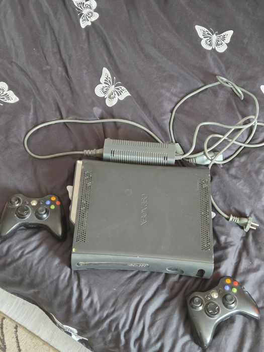 Vând Xbox 360 cu doua manete
