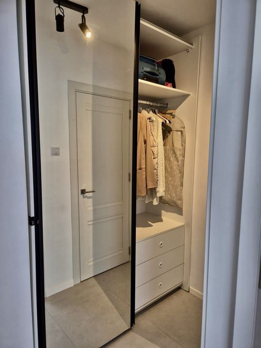PROPRIETAR inchiriez apartament mobilat complet zona 1 mai metrou 3 min. Apartamentul este disponibil din 10 Octombrie
