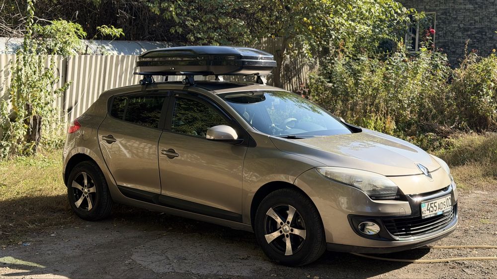 Срочно продаю машину Renault magane 2013 г