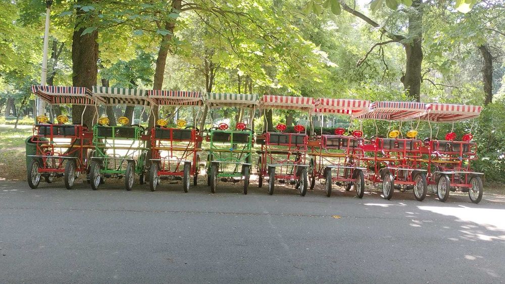 Vand biciclete de agrement pentru familie, cu acoperis si 4 roti