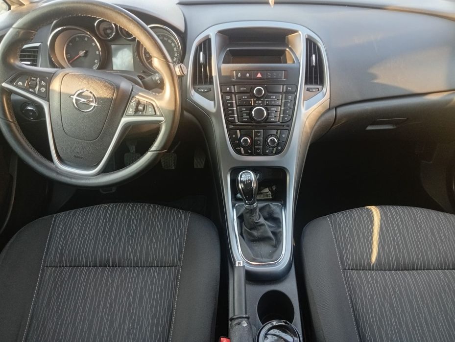 Vând Opel Astra J