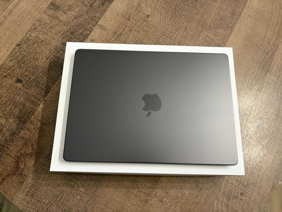 MacBook Pro 14 inchi