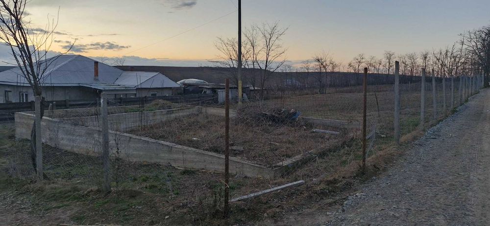 Teren cu fundație pentru casă