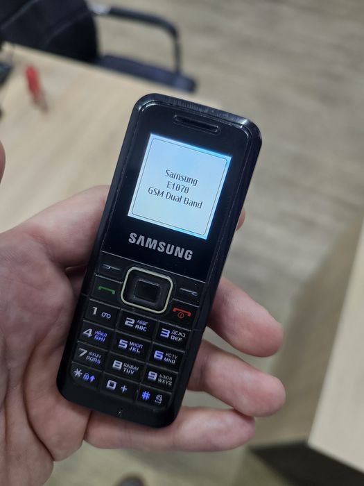 Кнопочный телефон Самсунг E1070 с зарядным устройством