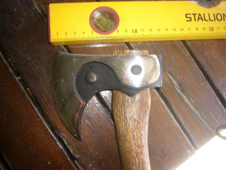 Продавам снимания кортик и топор
