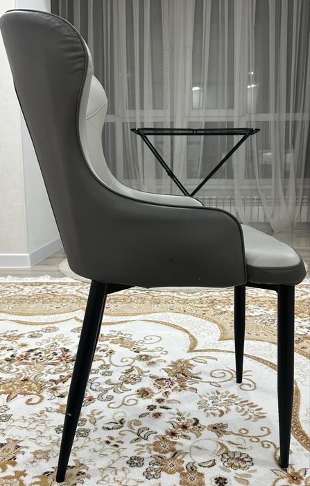 Продам стулья материал кожа