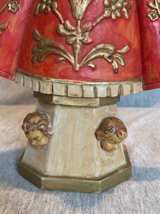 стара италианска статуетка на младенеца от Прага