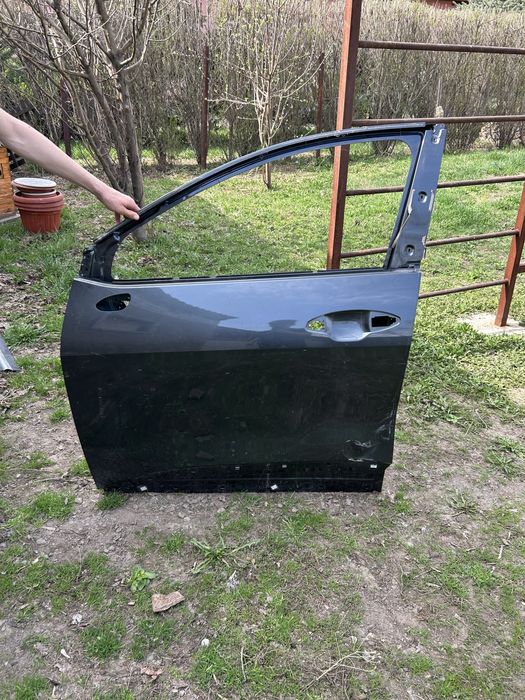 Продаётся двер от машины в хорошем состаяни