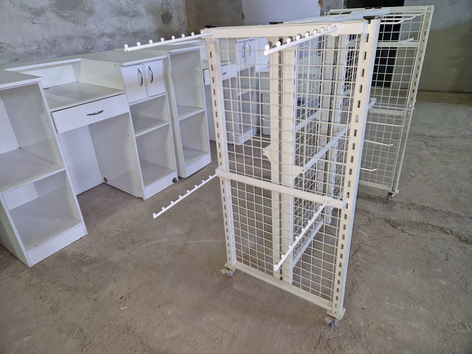 витрины, островки, стойки для одежды