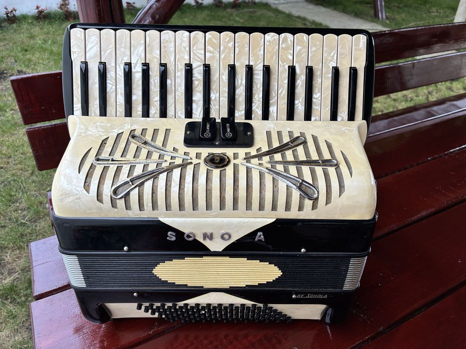 Acordeon italian Sonola Guerrini cu 72 de basi