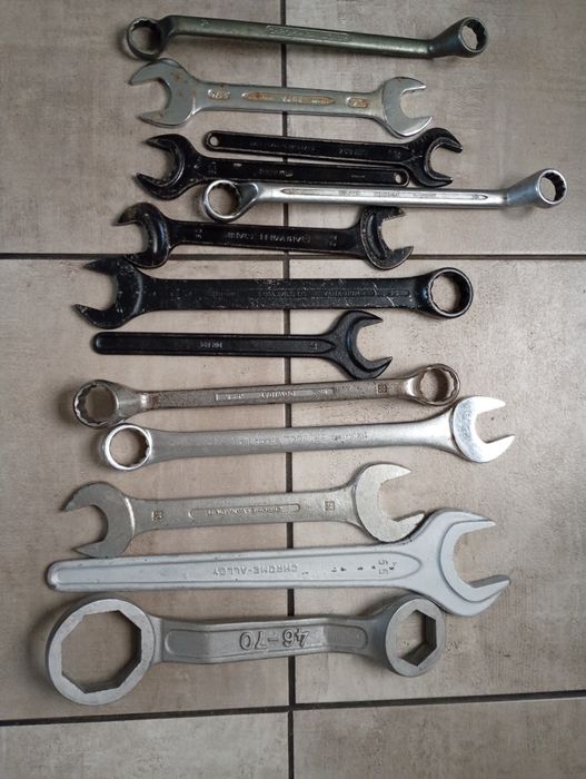 Vând banc de lucru,menghina,ghilotina,nicovala,chei,filiere apa, gaz