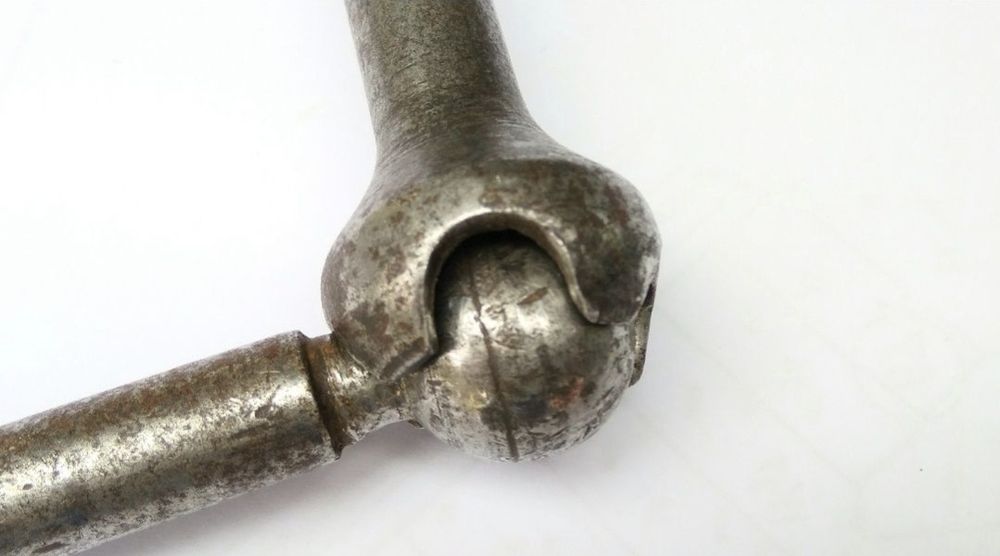 Стари инструменти : чук за коса, менгеме, ключ Гедоре №22, рукан, клин