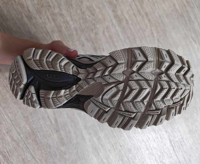 Кроссовки ASICS продам