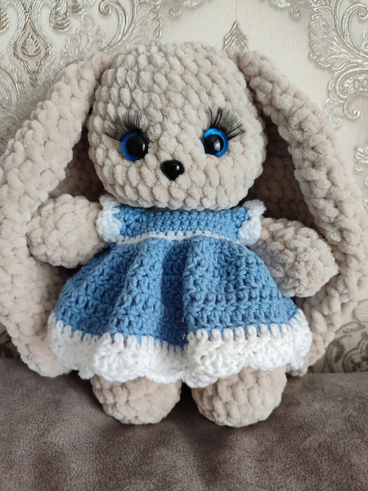 Вязаная игрушка (зайка)