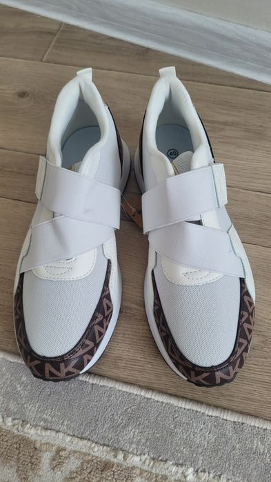 Кроссовки женские