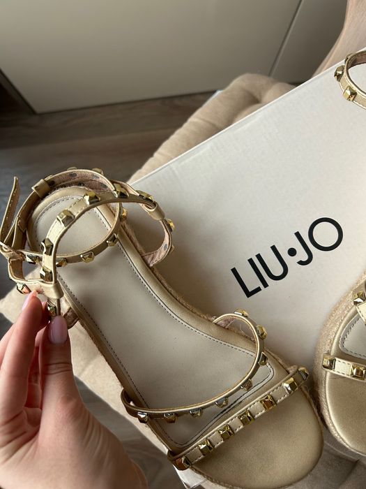 Златни сандали дамски