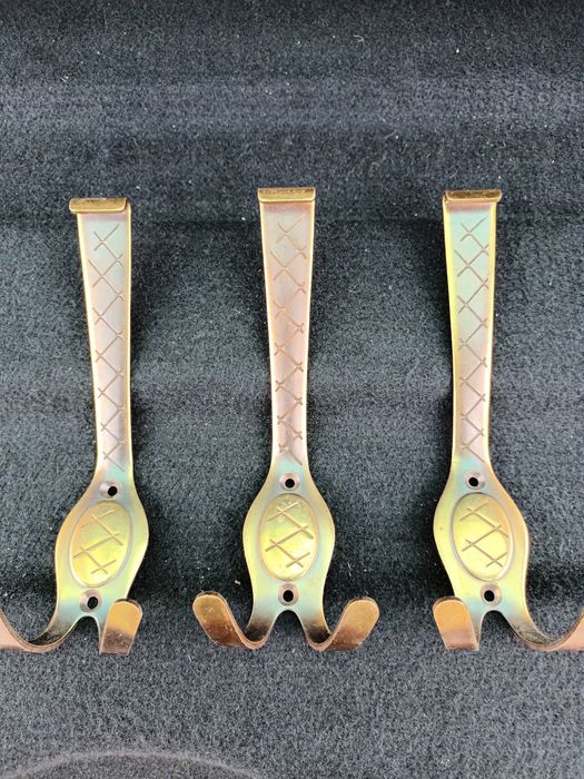 Бронзови закачалки