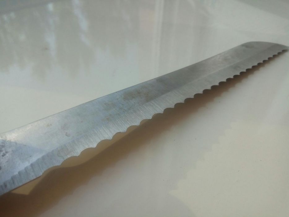 Нож хлебный.