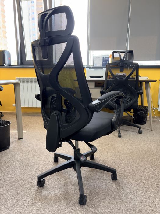 Кресло офисное, черного цвета