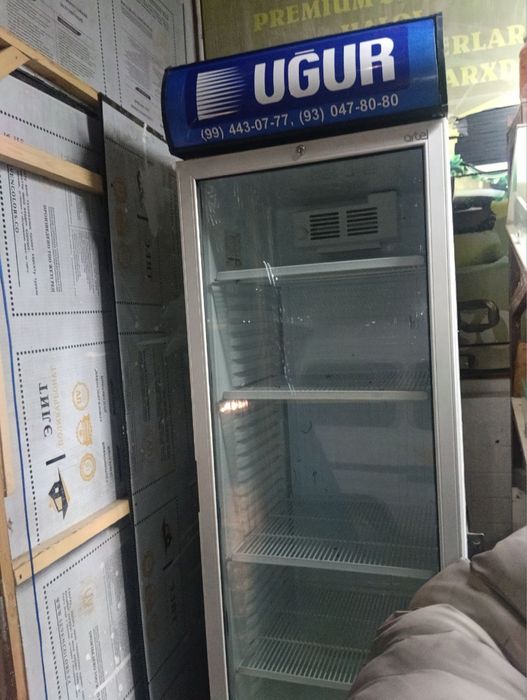 Витринний холодилник сотилади