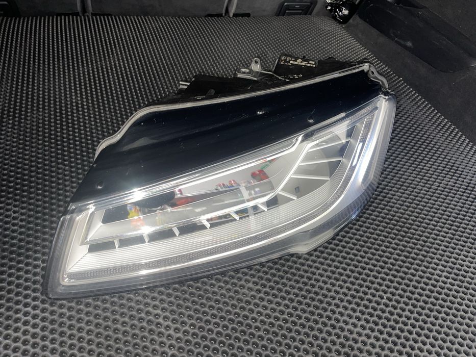 Audi A8 matrix ляв фар