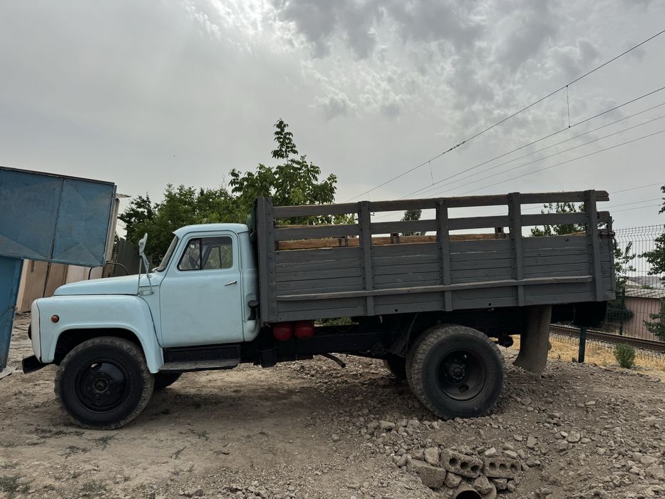 Газ 53 холати яхши юрб турган мошина келиб корила устида турб гаплашам