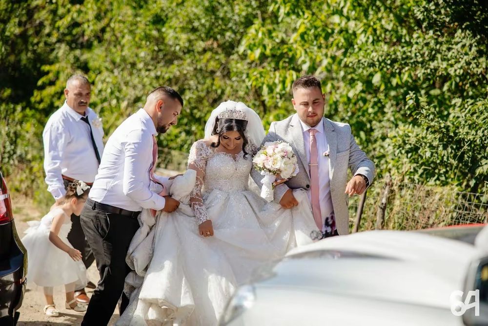 Vând rochita de mireasa este pe corset reglabil