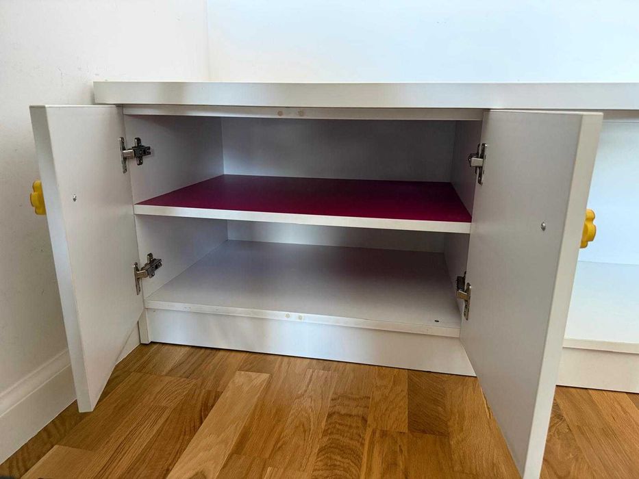 Mobilier camera copii - birou si comoda/banca cu spațiu de depozitare