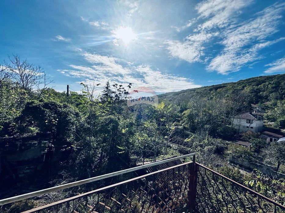 Двуетажна къща с двор и гараж за продажба, гр. Балчик, Я.И.