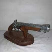 Panoply pistol pe suport de lemn