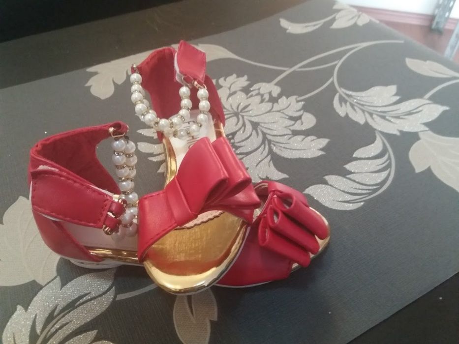 Sandalute pentru fetite