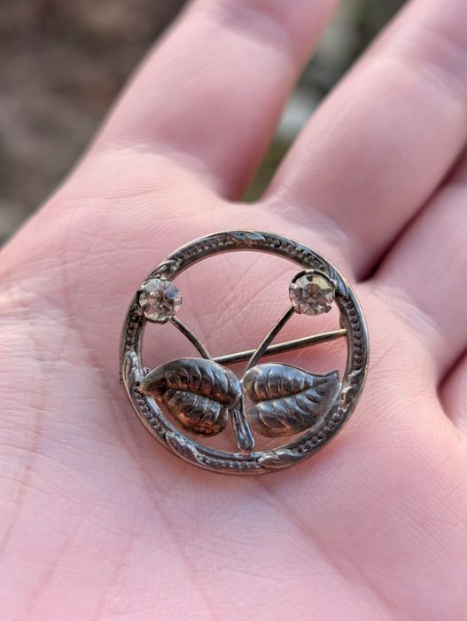 Veche brose cu flori si frunze, alama, cu pietre albe, copii