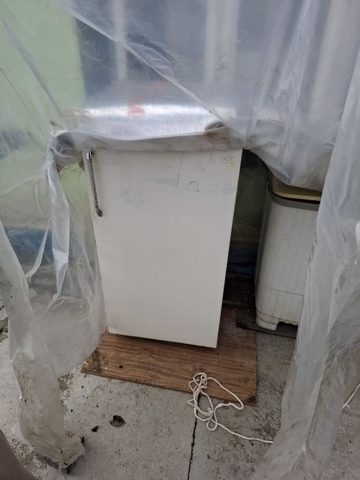 Стиральная машинка и холодильник