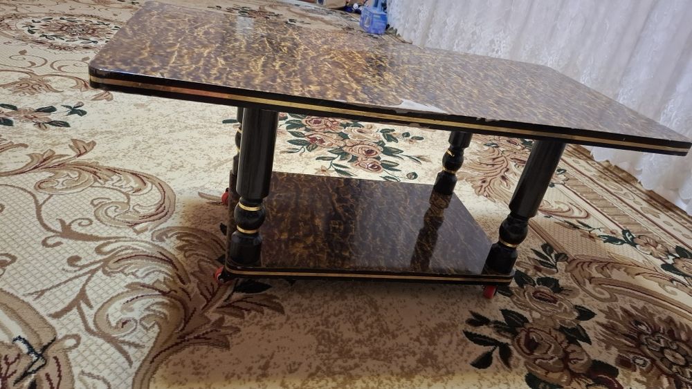 Katta rolikviy stol laminatsiya qilingan