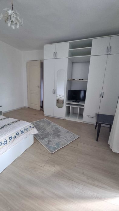 Închiriez apartament cu 2 camere, situat în zona Nord a orașului, lângă Liceul Pedagogic