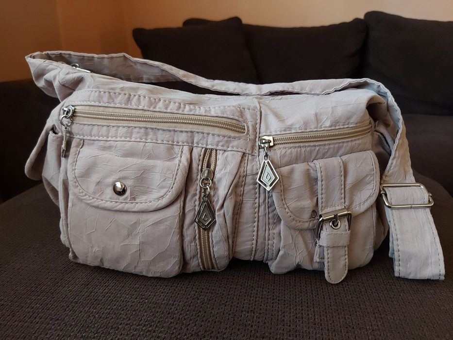 Дамска чанта  в бежов цвят.