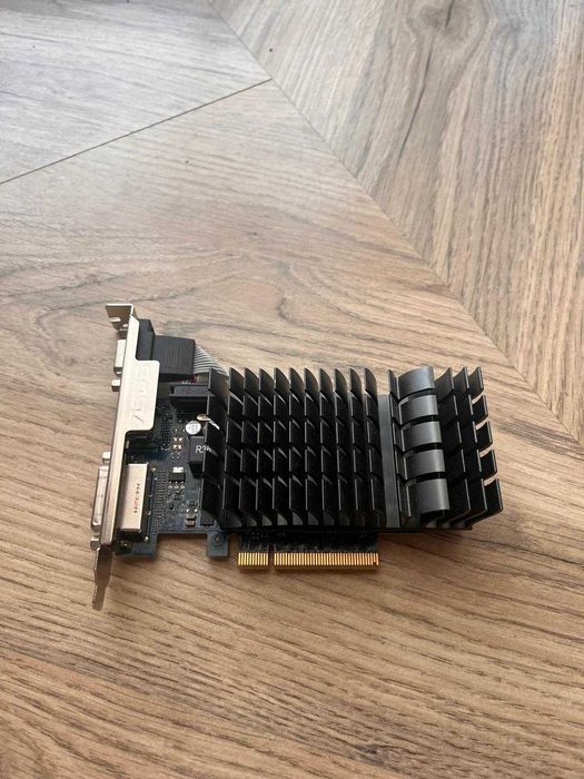 Placi video Asus GTX 750 1GB si GT 730 2GB
