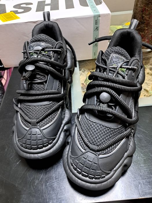 Продавам мъжки маратонки уникален модел 43,44 номер.