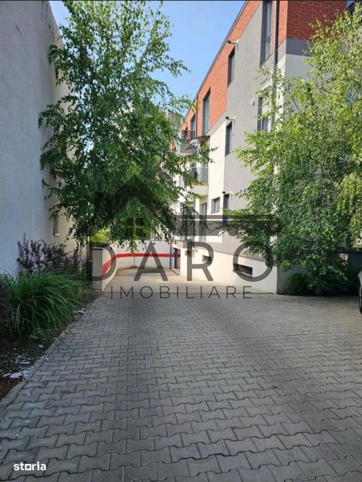 Apartament de închiriat cu un mic spațiu verde ,zona centrală TG Mu