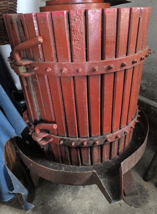 Vând Teasc (moara)mare de struguri + zdrobitor din material rezistent (nu ce se găsește la Dedeman,Brico etc @)