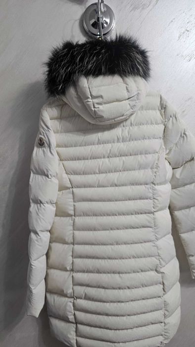 Продавам оригинално дамско яке на MONCLER с естествен пух на качулката