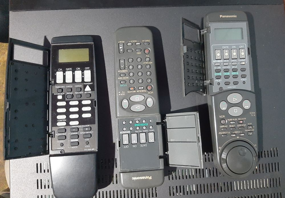 Vând telecomenzi originale în stare bună video recorder