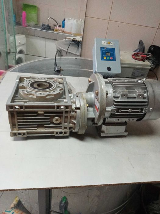 контролер за променлива скорост и Италянски мотори с редуктори