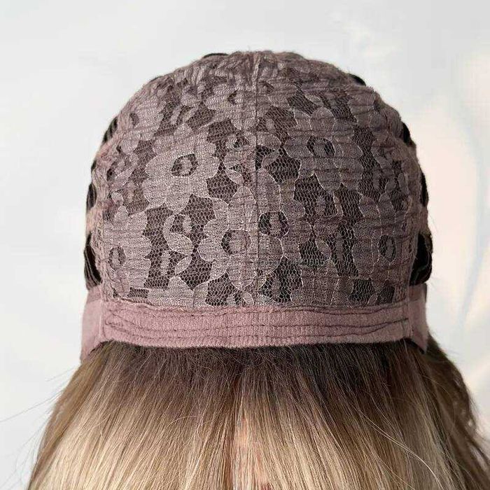 Тъмно руса перука с фини светли кичури и дълъг бретон