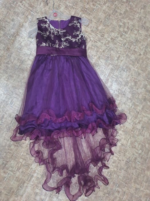 Продам платья от 4 до 6 лет